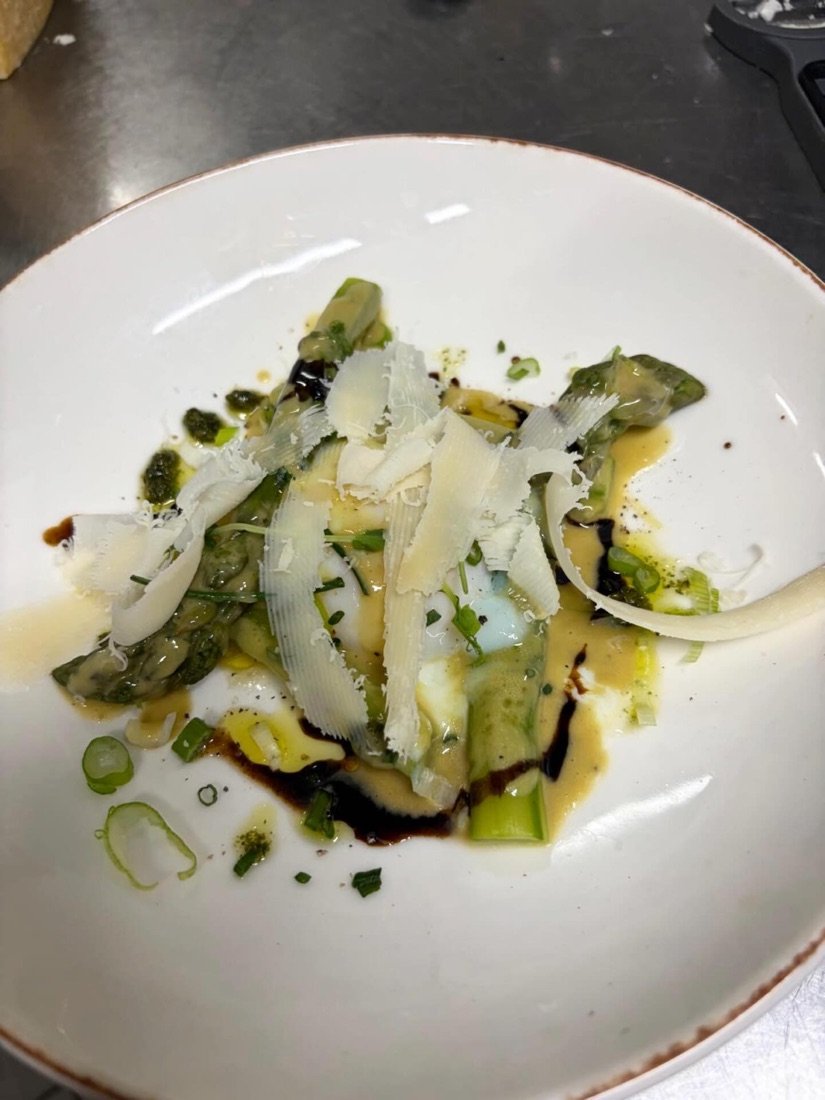 Asperges, œuf, copeaux de parmesan