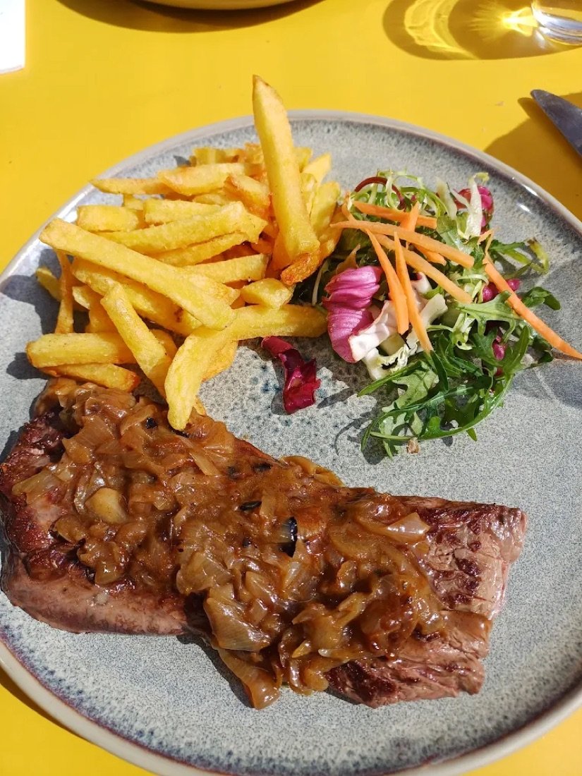 Onglet, échalotes confites et frites